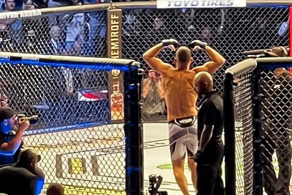 Нейт Диас входит в октагон UFC